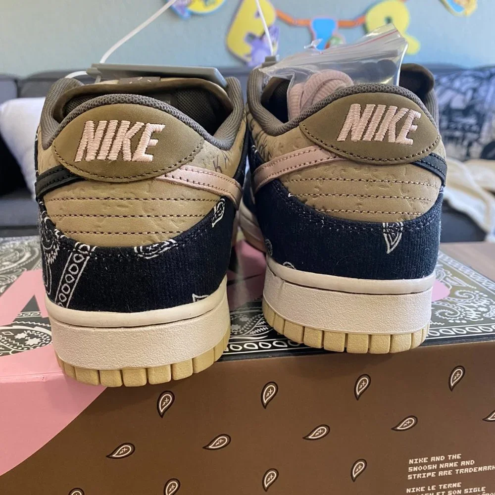 Nike × Travis Scott - Picture 10 of 13